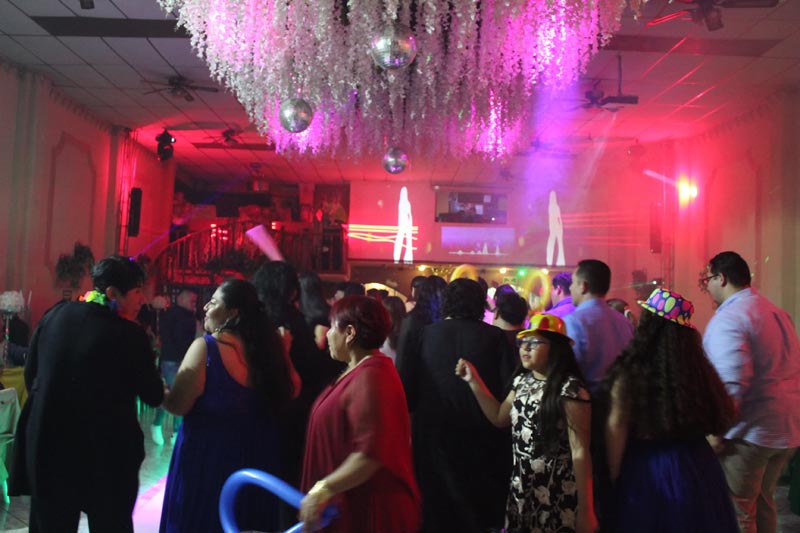 Iluminación arquitectónica y ambiente festivo para 15 años y bodas en Ecatepec