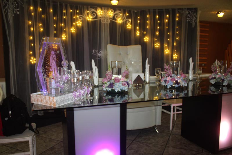 Mesa de honor iluminada con estrellas en Salon Magno Ecatepec