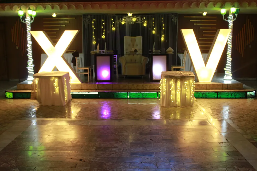 Mesa de honor con luces para evento de xv de salon Magno Ecatepec